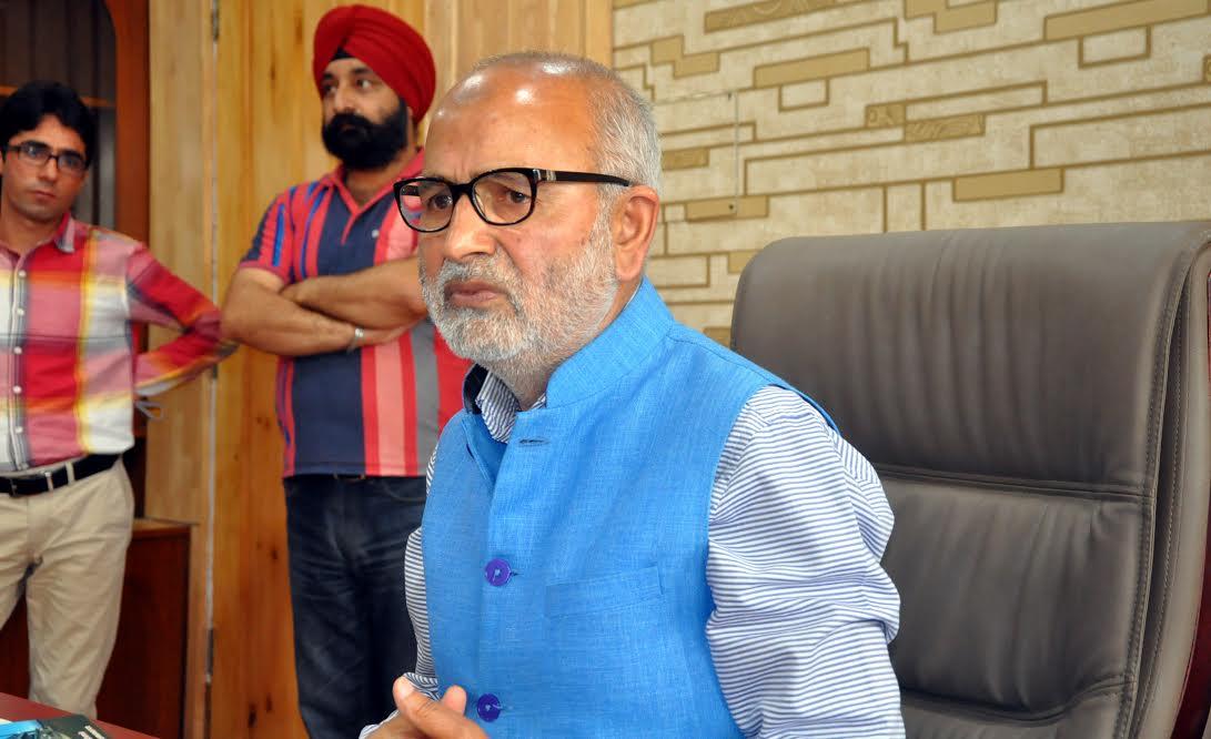 Govt to review industrial policy: Akhtar